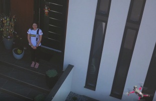 Drónnal locsolják a lányokat a vízimentők