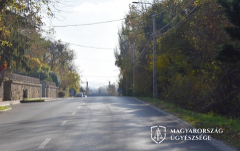 Kanyarodó autós ütötte el a motorost