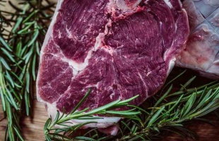 Magyar sertéshúsra magyar zászlót kell tűzni a hipermarketekben