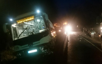 Ütközés után árokba borult egy busz Jutánál