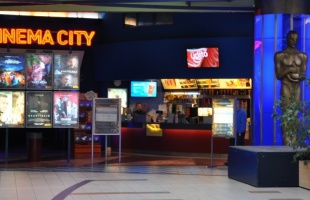Nyerjen páros belépőt a VAN valami furcsa és megmagyarázhatatlan című filmre!