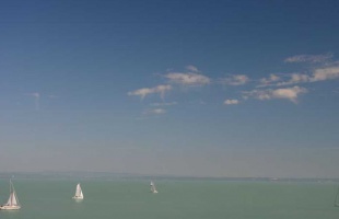 Hó hullott a Balaton felett kedden a 30 fokban