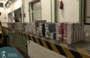 Tréleren szállított autóban rejtették el a csempészcigarettát