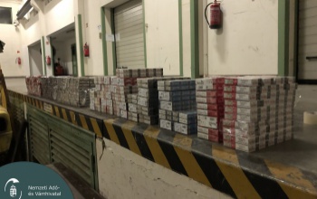 Tréleren szállított autóban rejtették el a csempészcigarettát