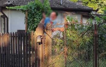 Hagymát akart lopni, de fennakadt a kerítésen - a rendőrök szedték le a kerítésről