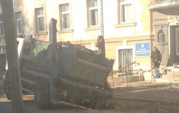 Beszakadt egy megpakolt tehergépkocsi a Damjanich utcában