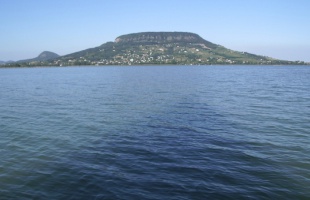 A Balaton-parti állami ingatlanok tervezett privatizációja ellen tartottak demonstrációt Balatonalmádiban