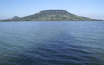 A Balaton-parti állami ingatlanok tervezett privatizációja ellen tartottak demonstrációt Balatonalmádiban