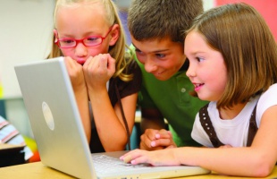 Új honlap segíti a gyerekek tudatos internetezését