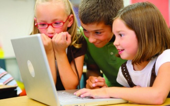 Új honlap segíti a gyerekek tudatos internetezését