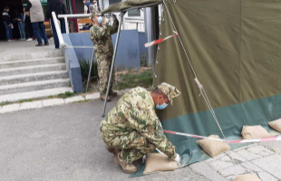 Sátrakkal segítették a kaposvári katonák a szigetvári kórházat