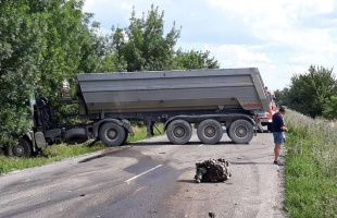 Műszaki hiba miatt nyerges vontató landolt az árokban