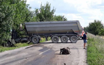 Műszaki hiba miatt nyerges vontató landolt az árokban