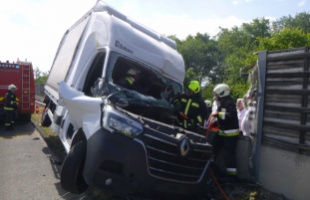 Zajvédő falnak ütközött egy kisteherautó az M7-esen