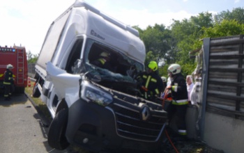 Zajvédő falnak ütközött egy kisteherautó az M7-esen