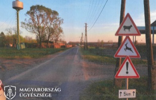 Bálazsinórba hajtott két kerékpáros