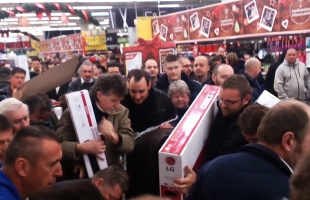 Black Friday: egymást taposták az emberek a Tescóban