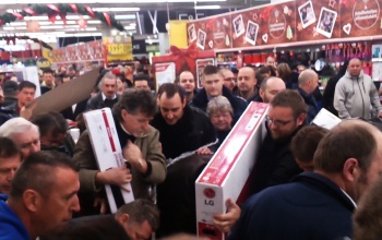 Black Friday: egymást taposták az emberek a Tescóban