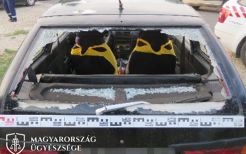 Bottal és vascsővel ütötték haragosuk kocsiját
