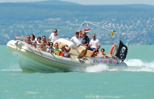 Kitiltanák az összes motoros hajót a Balatonból