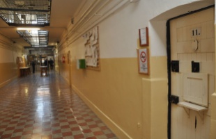 Molesztálta a 12 éves nevelt lányát és terrorban tartotta az élettársát egy somogyi férfi
