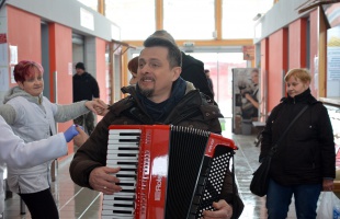 A kaposváriak kívánságait teljesítette Márió, az ország harmonikása