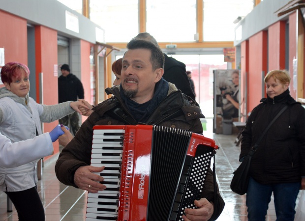 A kaposváriak kívánságait teljesítette Márió, az ország harmonikása