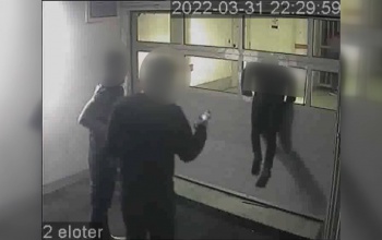 Nekifutásból törték be a Városháza garázsának ablakát, kamera buktatta le az ittas fiatalokat - videó