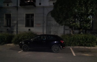 Visszatérő probléma: még mindig a kapubejáró elé parkolnak a Dózsa György utcában