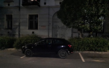 Visszatérő probléma: még mindig a kapubejáró elé parkolnak a Dózsa György utcában