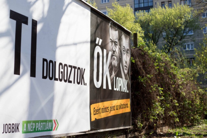 Plakáthazárd – úton, útfélen
