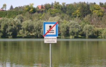 Akár 50 ezer forintos bírság járhat a tiltott helyen való fürdőzésért