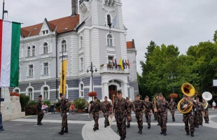 Felvonták a nemzeti lobogót a Kossuth téren