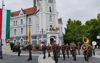 Felvonták a nemzeti lobogót a Kossuth téren