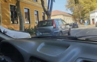 Összekoccant két autó az Anna utcában