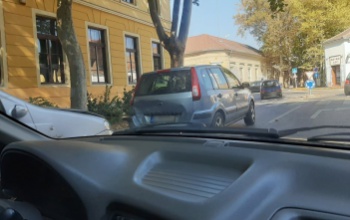 Összekoccant két autó az Anna utcában
