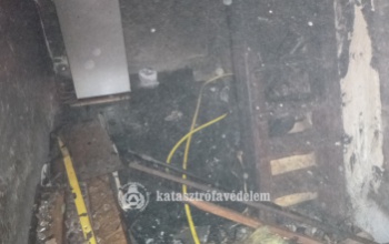 A füstölő padlásból derült ki, hogy tűz van