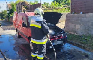 Lángolt egy kisteherautó Kapolyon