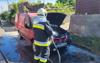 Lángolt egy kisteherautó Kapolyon