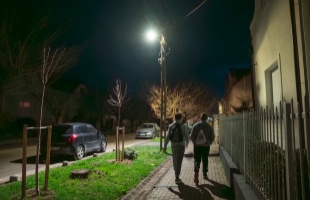 A teljes közvilágítást lecserélték Kaposváron, a zebráknál maximális fényerőn világítanak az új lámpák