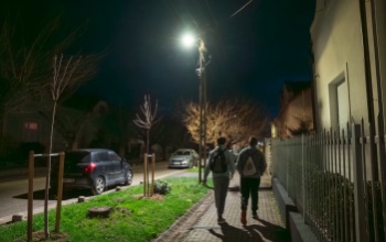 A teljes közvilágítást lecserélték Kaposváron, a zebráknál maximális fényerőn világítanak az új lámpák