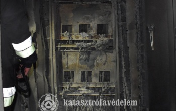 Lángoló villanyóraszekrény okozott riadalmat egy lépcsőházban