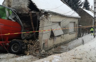 Lakóépületbe hajtott egy kamion Kapospulán