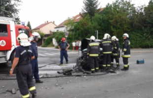 Kigyulladt a Pázmány Péter utcában balesetet szenvedett autó