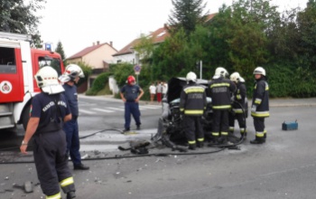 Kigyulladt a Pázmány Péter utcában balesetet szenvedett autó