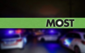 Árokba csapódott, majd egy híd alá került egy személyautó a 67-esen
