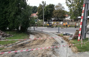 Jelzőlámpához fektetik a kábeleket