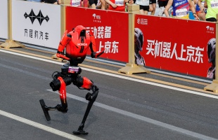 Emberi világcsúcsot döntött meg egy humanoid robot a pekingi félmaratonon