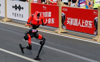 Emberi világcsúcsot döntött meg egy humanoid robot a pekingi félmaratonon