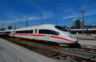 282 km/h-val lógott két vasúti kocsi között egy magyar férfi